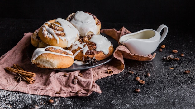 Alto ángulo de concepto de deliciosos rollos de canela