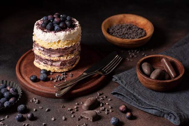 Alto ángulo del concepto de pastel de chocolate