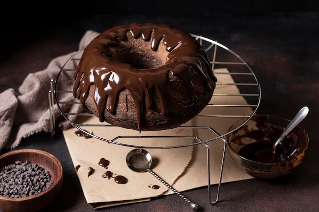 Alto ángulo del concepto de pastel de chocolate