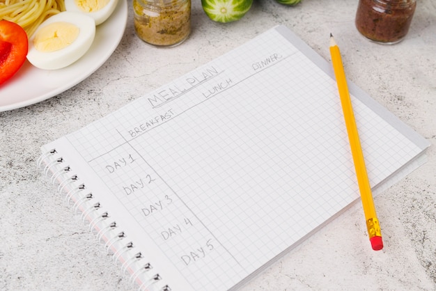 Foto gratuita alto ángulo del concepto de plan de comidas