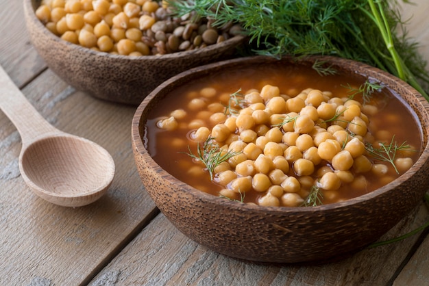 Alto ángulo del concepto de sopa de garbanzos