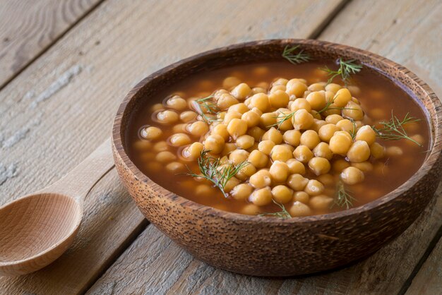 Alto ángulo del concepto de sopa de garbanzos