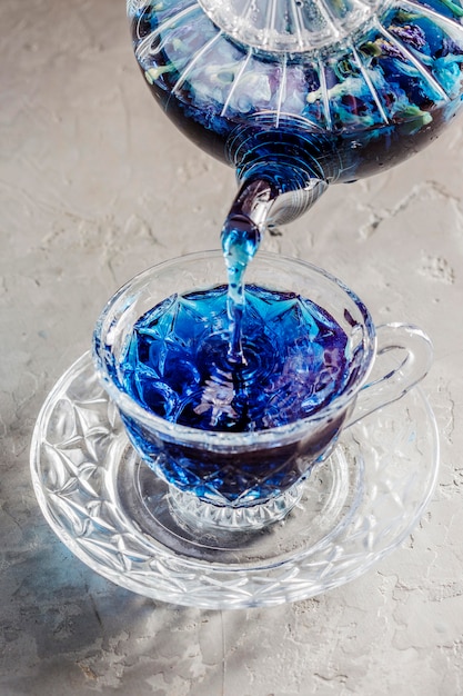 Alto ángulo del concepto de té azul