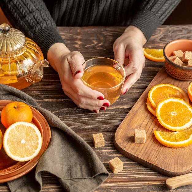 Alto ángulo del concepto de té de frutas