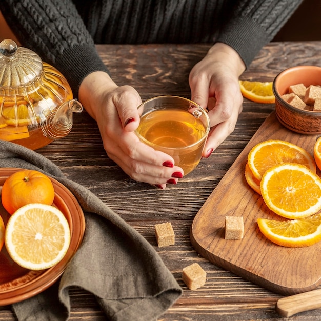 Alto ángulo del concepto de té de frutas