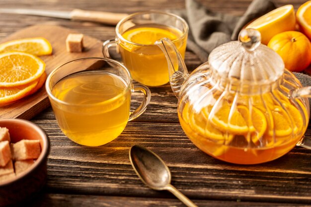 Alto ángulo del concepto de té en la mesa de madera