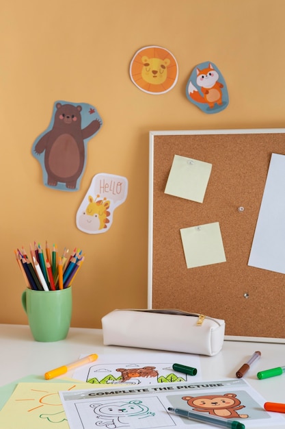 Foto gratuita alto ángulo de configuración de escritorio para niños