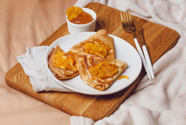 Alto ángulo de crepes de desayuno con mermelada