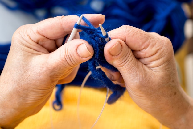 Foto gratuita alto ángulo de crochet mujer