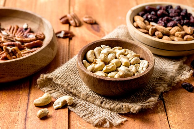 Foto gratuita alto ángulo de cuencos con maní y nueces