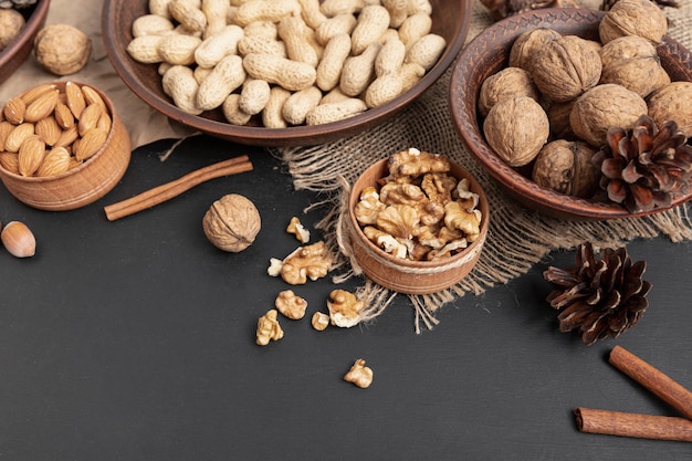 Foto gratuita alto ángulo de cuencos con nueces y otras nueces