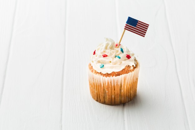 Alto ángulo de cupcake con bandera americana