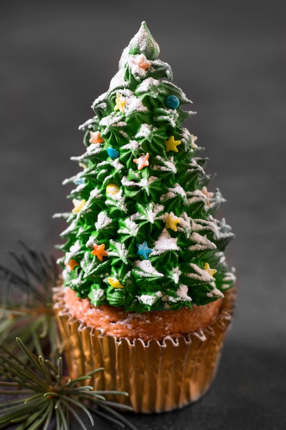 Alto ángulo de cupcake con glaseado de árbol de navidad