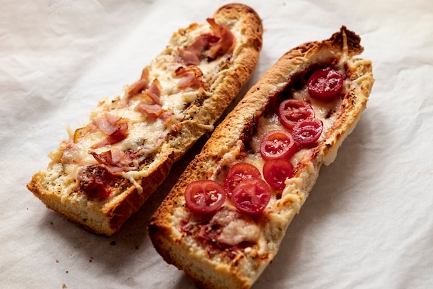 Alto ángulo deliciosa comida con tomates