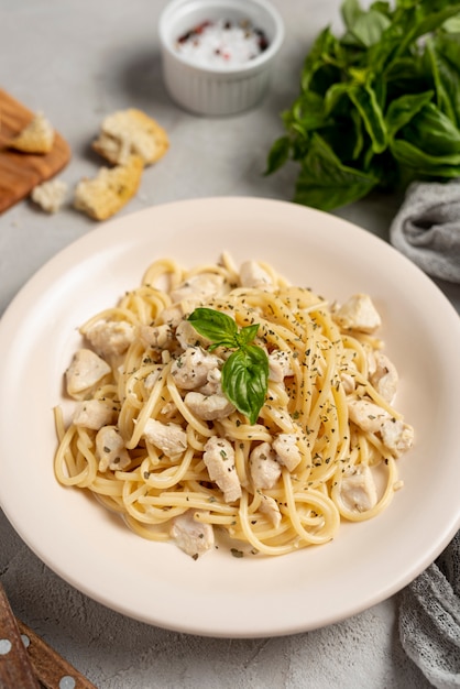 Alto ángulo de deliciosa pasta sobre fondo liso