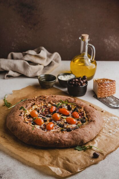 Alto ángulo de deliciosa pizza con queso parmesano y tomates