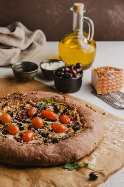 Alto ángulo de deliciosa pizza con tomates y queso parmesano