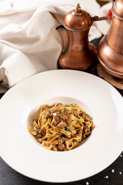 Foto gratuita alto ángulo de deliciosas pastas tagliatelle