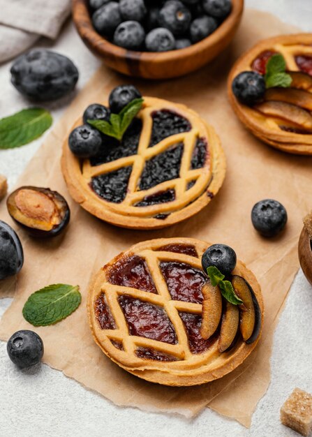 Alto ángulo de deliciosas tartas con frutas