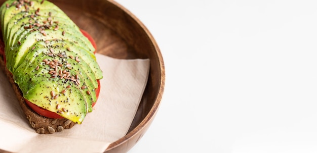 Alto ángulo de deliciosas tostadas de aguacate en placa con espacio de copia