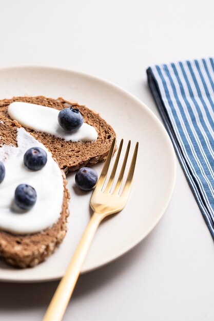 Alto ángulo de deliciosas tostadas matutinas con arándanos en placa