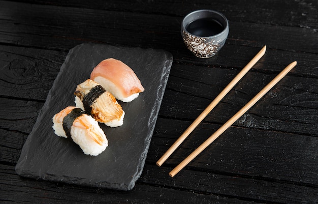 Alto ángulo del delicioso concepto de sushi