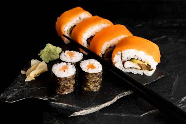 Alto ángulo del delicioso concepto de sushi