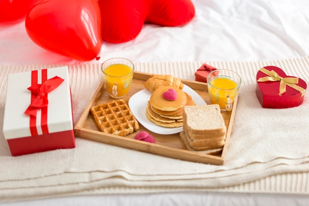 Foto gratuita alto ángulo delicioso desayuno en la cama