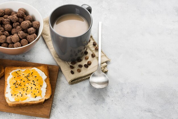 Alto ángulo de delicioso desayuno