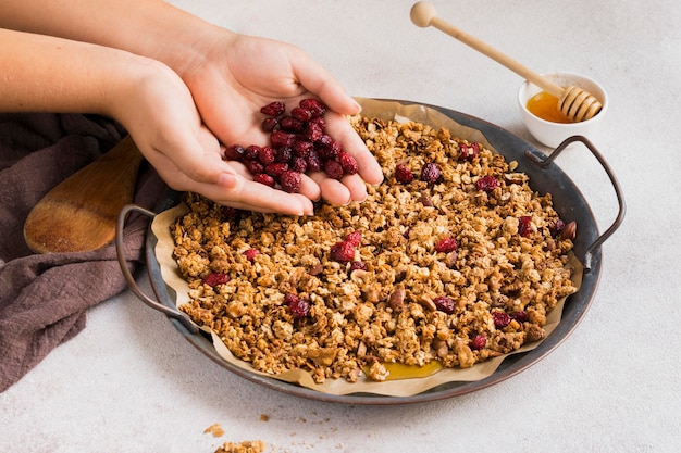 Alto ángulo de delicioso muesli con miel