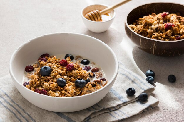 Alto ángulo de delicioso muesli en un tazón