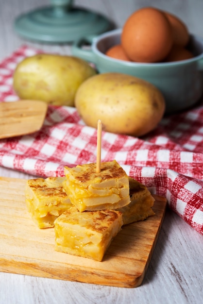 Foto gratuita alto ángulo de delicioso plato de tortilla española