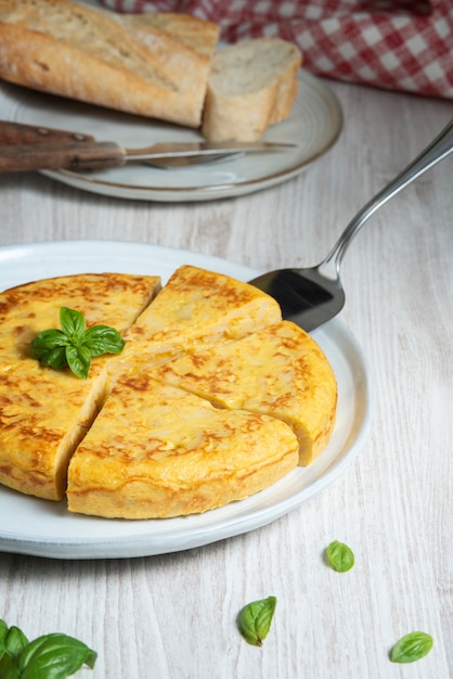 Alto ángulo de delicioso plato de tortilla española