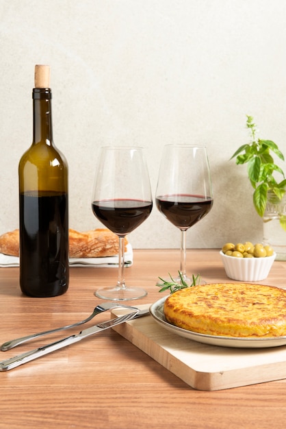 Foto gratuita alto ángulo de delicioso plato de tortilla española