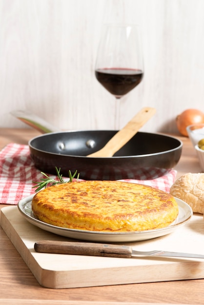 Foto gratuita alto ángulo de delicioso plato de tortilla española