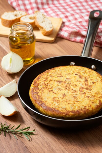 Alto ángulo de delicioso plato de tortilla española