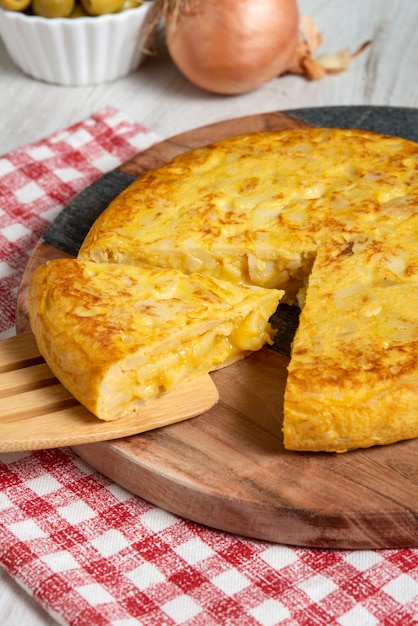 Foto gratuita alto ángulo de delicioso plato de tortilla española