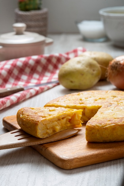 Foto gratuita alto ángulo de delicioso plato de tortilla española