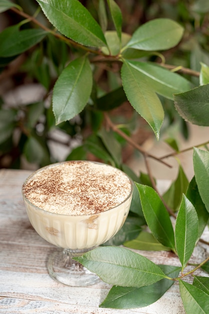 Foto gratuita alto ángulo de delicioso postre en mesa de madera