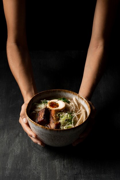 Alto ángulo de delicioso ramen en un tazón