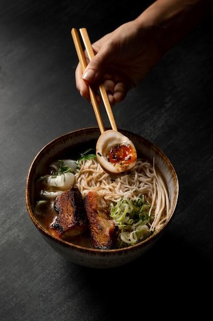 Alto ángulo de delicioso ramen en un tazón