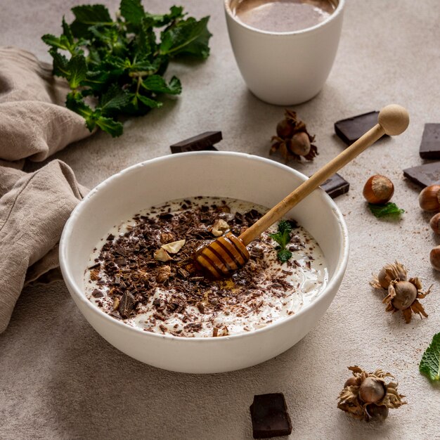 Alto ángulo de delicioso yogur con chocolate