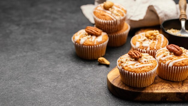 Alto ángulo de deliciosos muffins con nueces y espacio de copia