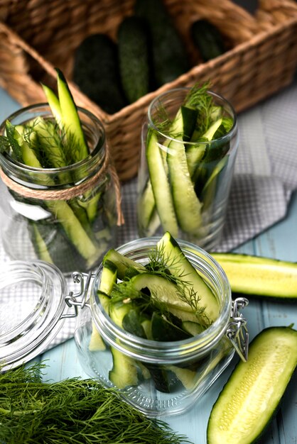 Alto ángulo deliciosos pepinos en frascos