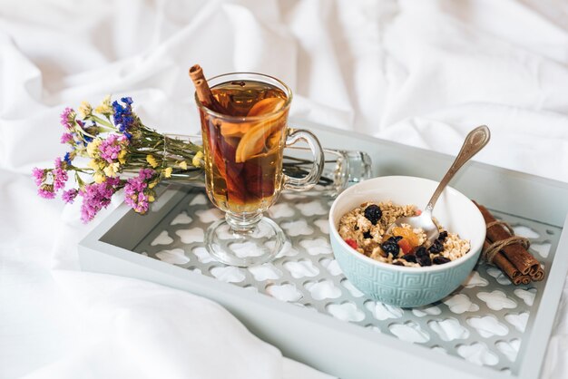 Alto ángulo de desayuno en la cama.