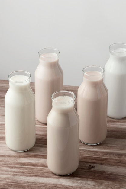 Alto ángulo de diferentes tipos de leche en botellas.