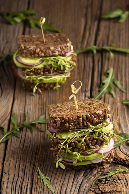 Alto ángulo de dos deliciosos sándwiches de ensalada