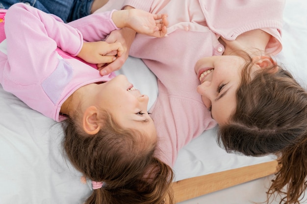 Alto ángulo de dos hermanas, pasar tiempo en casa