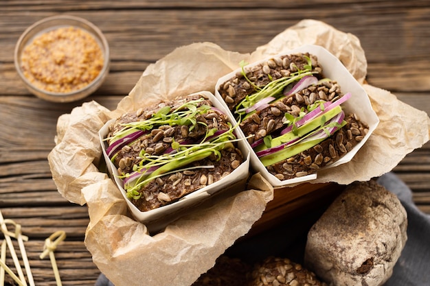 Alto ángulo de dos sándwiches con ensalada