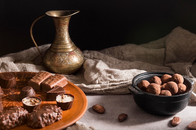 Alto ángulo de dulces de chocolate en un plato y dulces de chocolate en un tazón